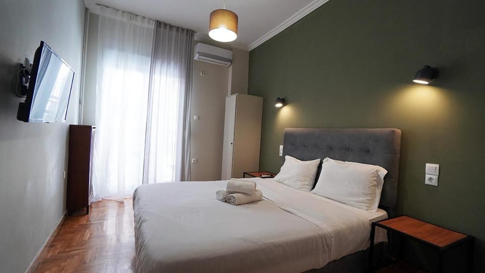 Bed, TV and multimedia, Photo of the whole room, Bedroom, towels