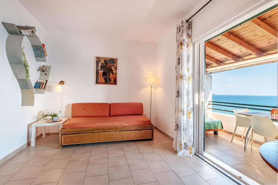 Natural landscape, View (from property/room), Balcony/Terrace, Living room, Decorative detail, Seating area, Sea view