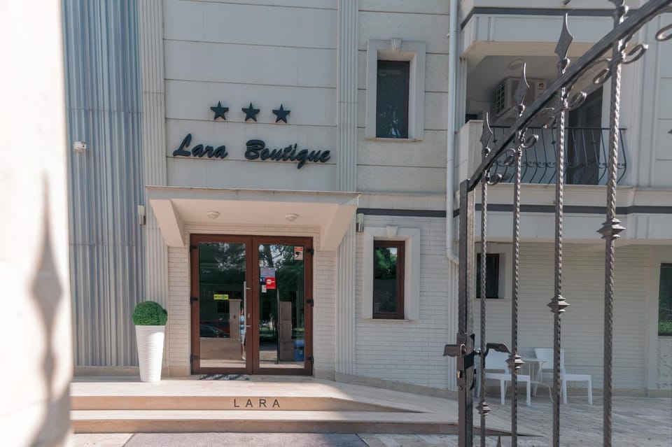 Property building, Facade/entrance, Day