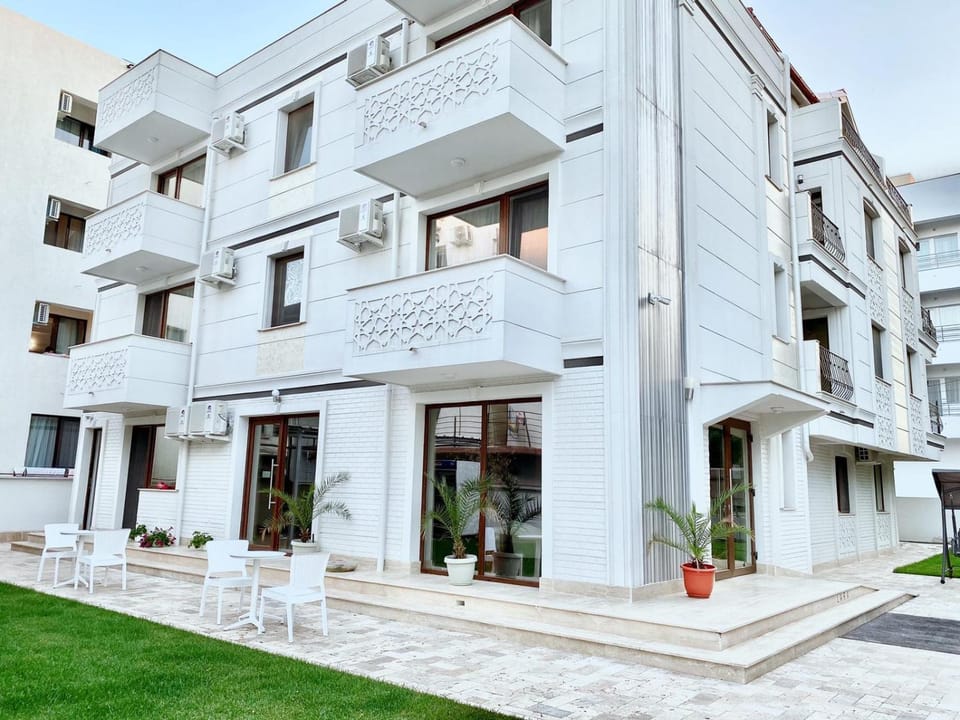 Property building, Facade/entrance, Day