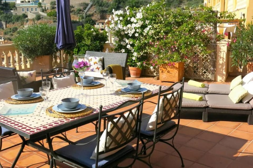 Apartamento en el Puerto de Sóller con gran terraza privada y vistas al mar. Piscina comunitaria. Localizado en un zona tranquila y muy soleada. Wifi gratis disponible. Parking. Apartment in Serra de Tramuntana