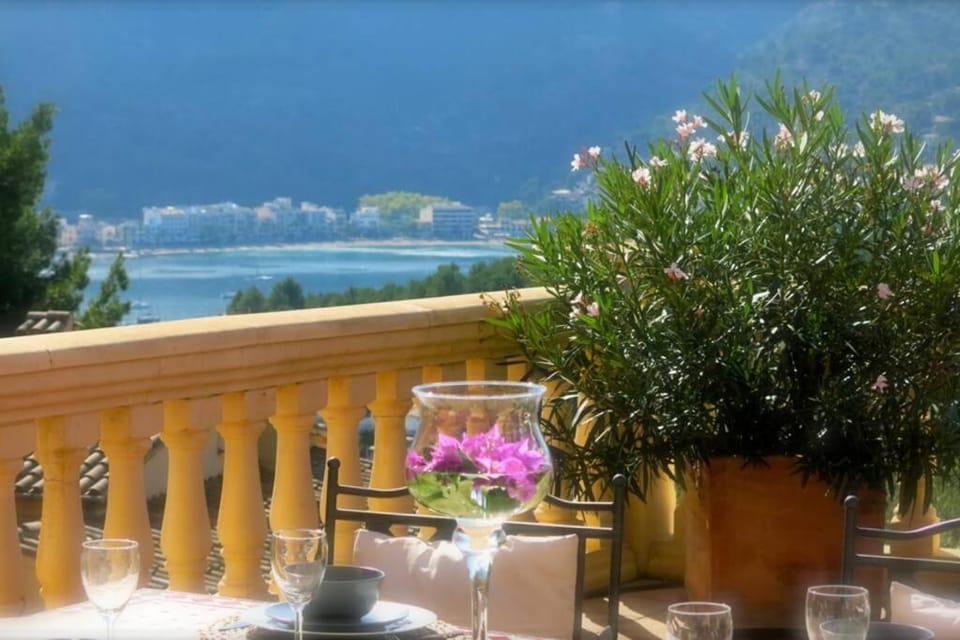 Apartamento en el Puerto de Sóller con gran terraza privada y vistas al mar. Piscina comunitaria. Localizado en un zona tranquila y muy soleada. Wifi gratis disponible. Parking. Apartment in Serra de Tramuntana