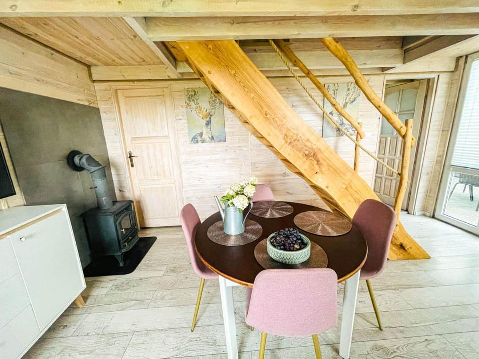 Patio, TV and multimedia, Food and drinks, Decorative detail, Dining area, flat iron