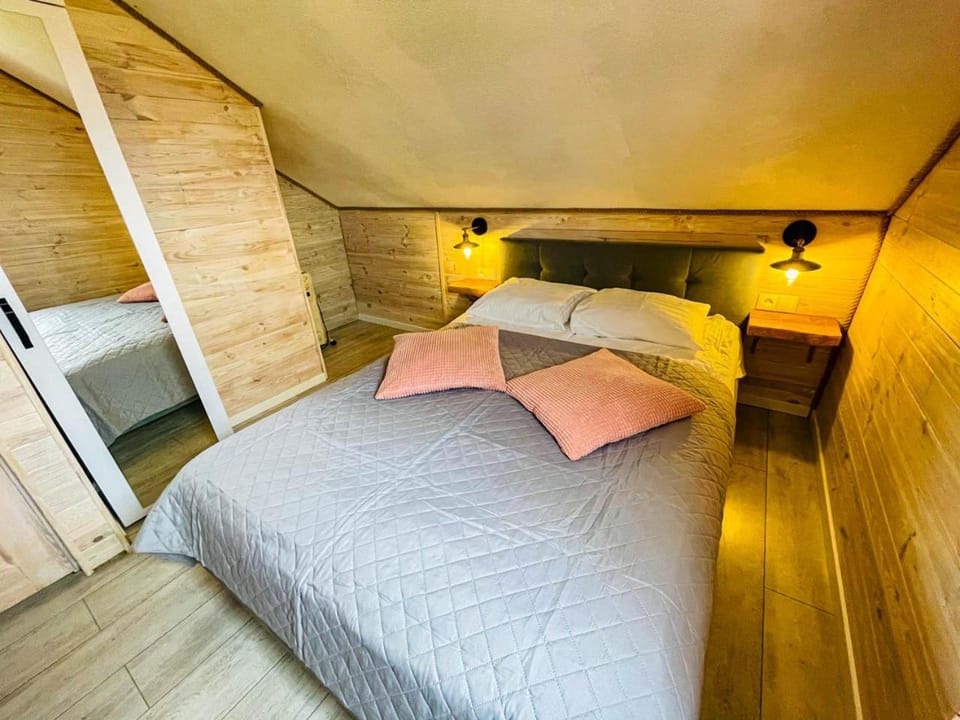 Bed, Photo of the whole room, Decorative detail, Bedroom, Family