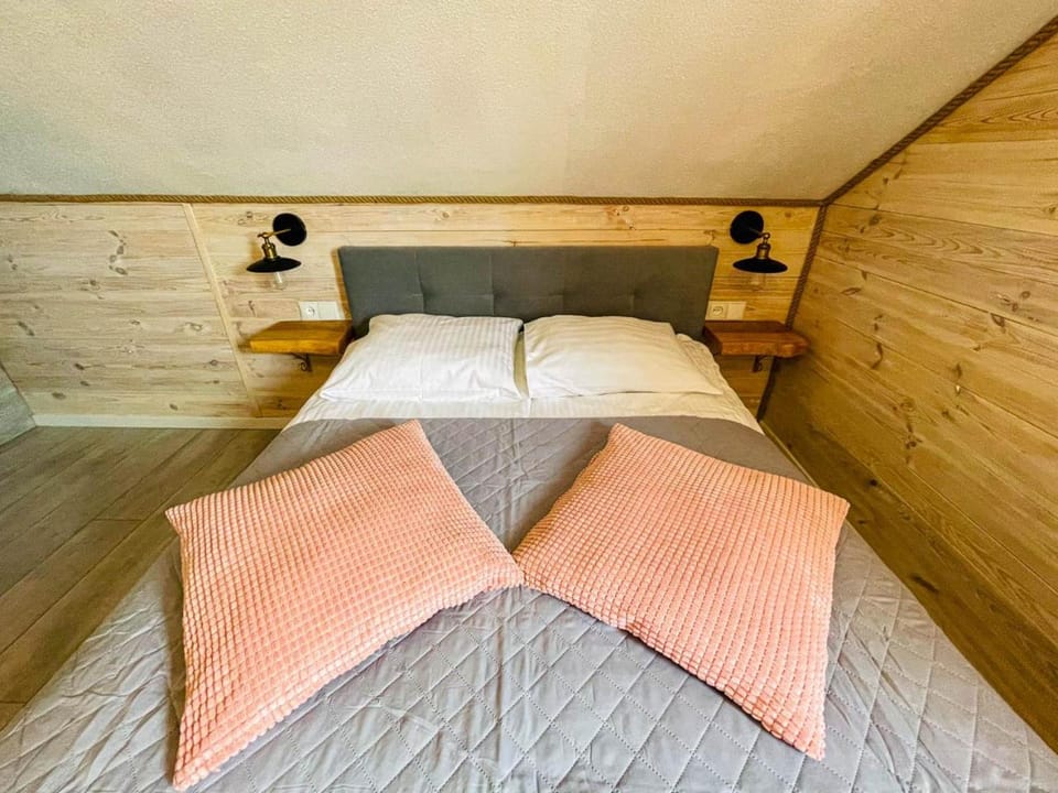 Bed, Photo of the whole room, Decorative detail, Bedroom, older children