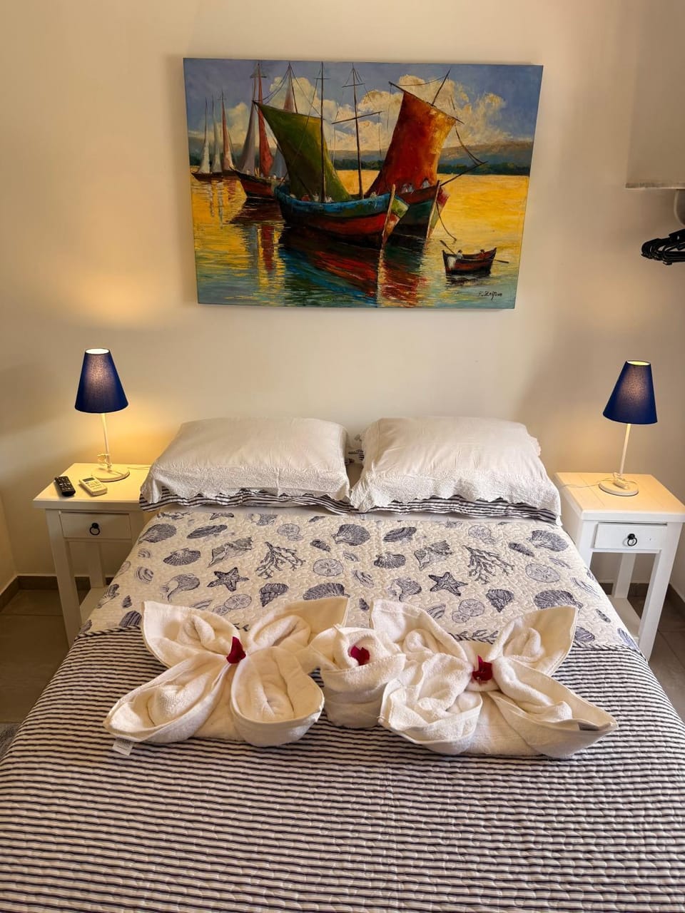 Bed, Photo of the whole room, towels