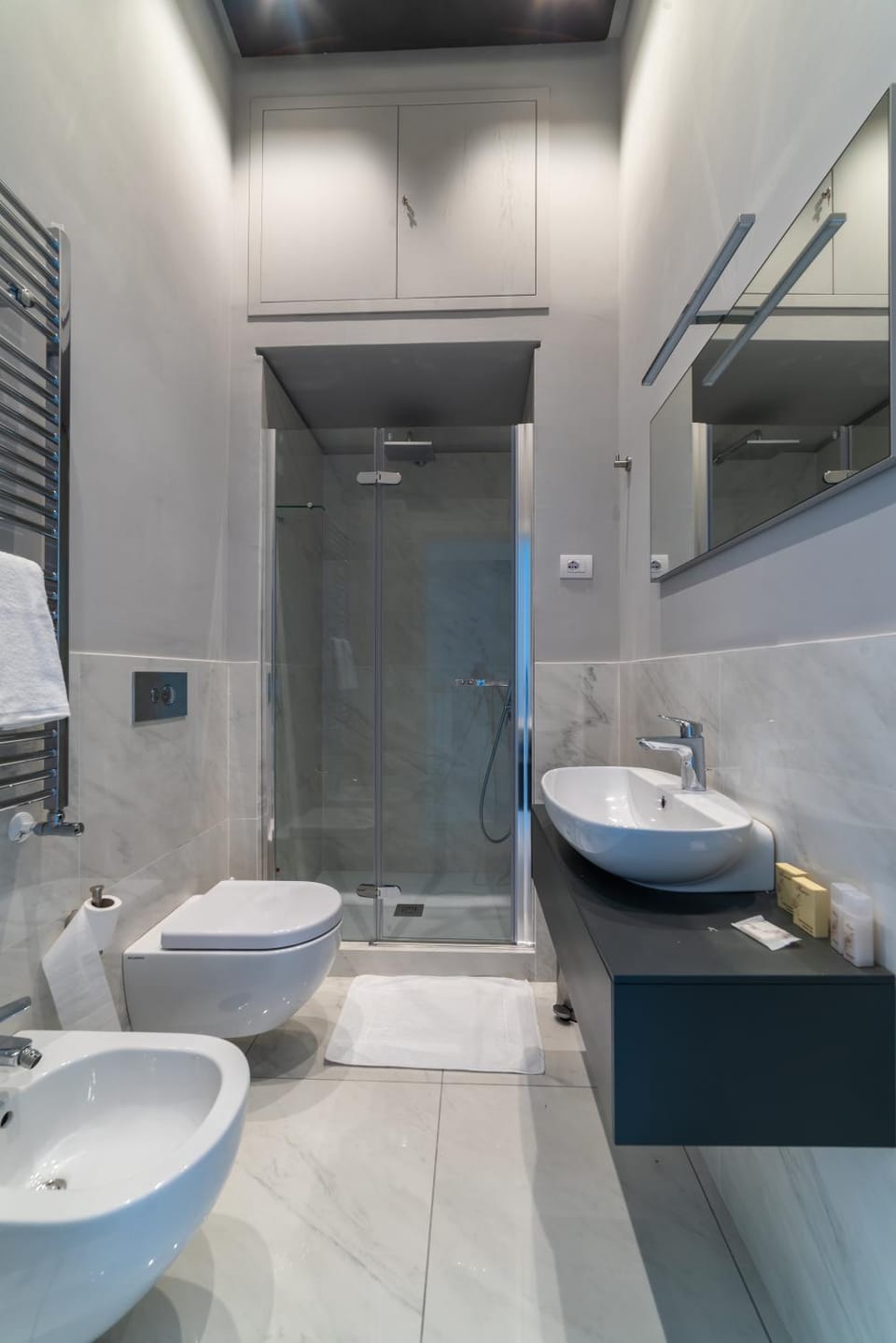 Shower, Toilet, Bathroom, bidet, towels