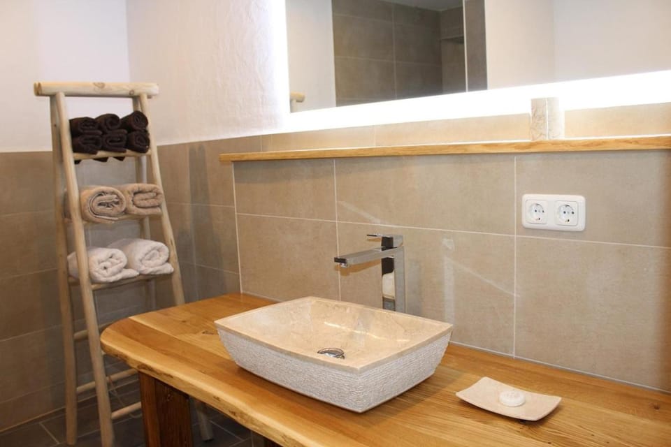 Bathroom, towels