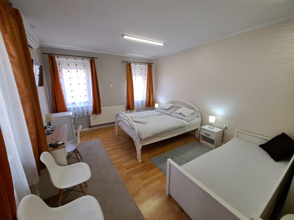 Bed, Photo of the whole room, Seating area, air conditioner