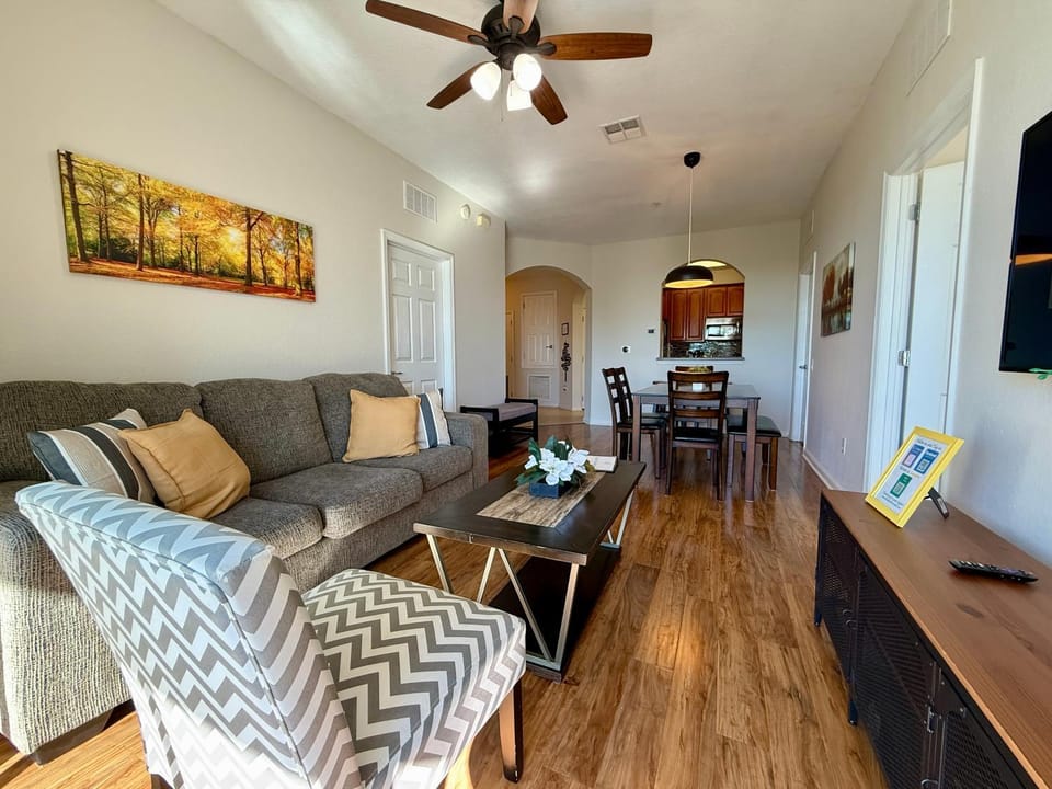 TV and multimedia, Living room, Photo of the whole room, Seating area, Dining area