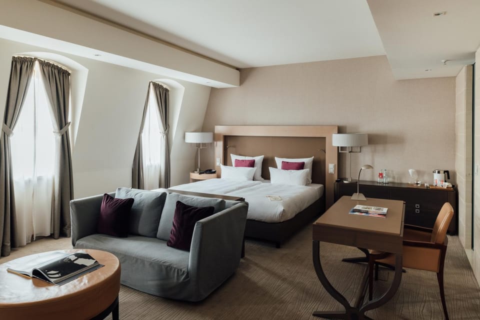 Bed, Photo of the whole room, Seating area