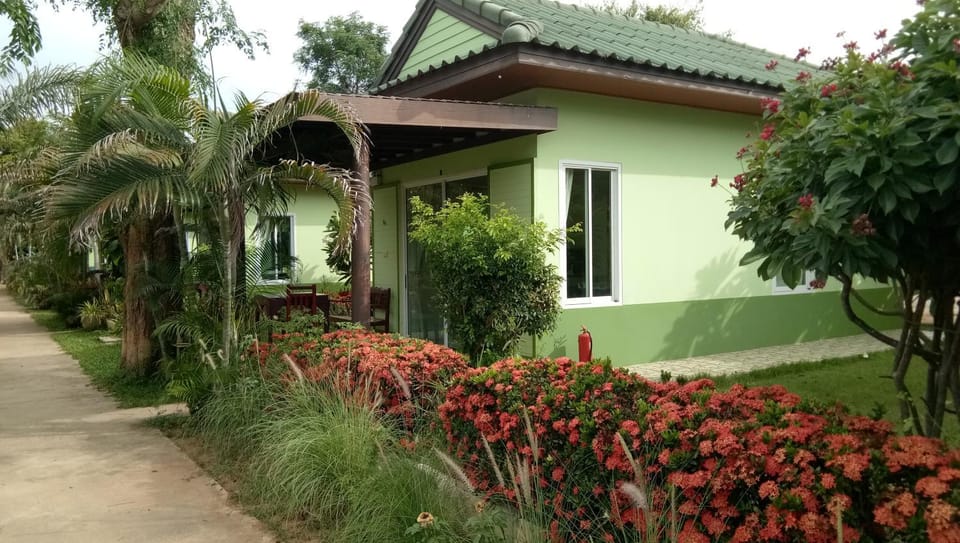 แสงหิรัญ บีช รีสอร์ท Resort in Prachuap Khiri Khan, Thailand
