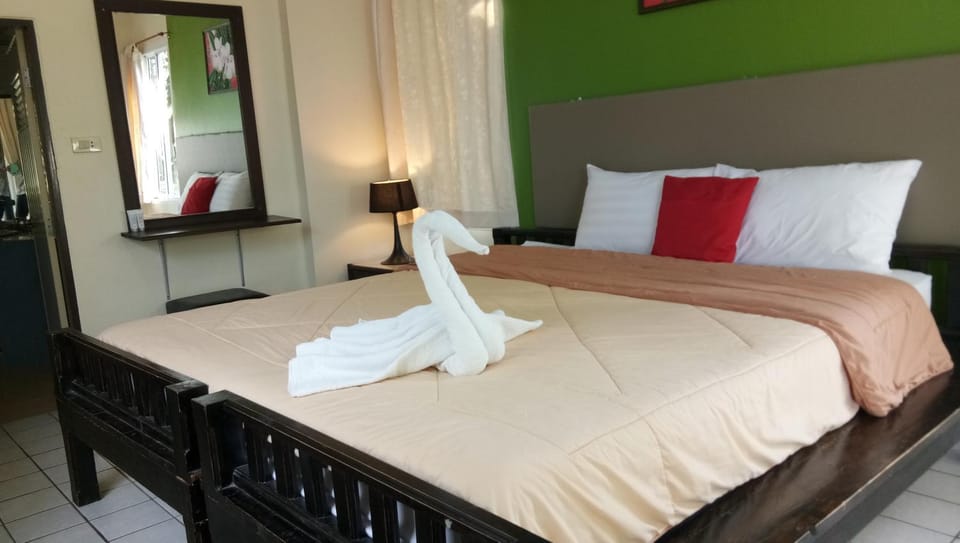 แสงหิรัญ บีช รีสอร์ท Resort in Prachuap Khiri Khan, Thailand