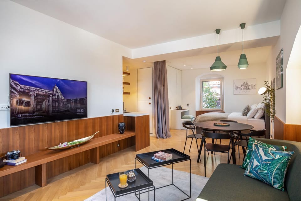 Bed, TV and multimedia, Living room, Seating area, Dining area