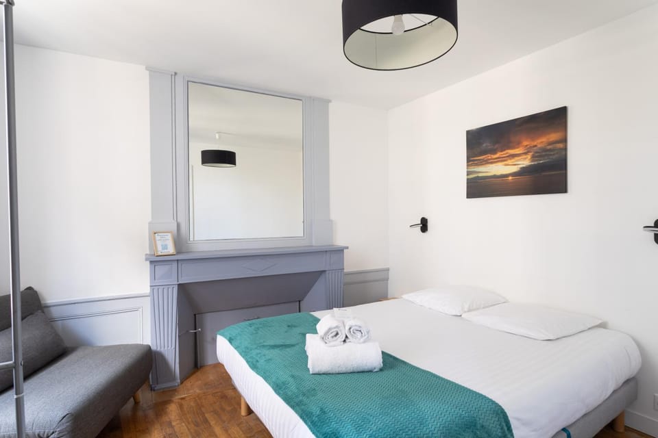 Photo of the whole room, Bedroom
