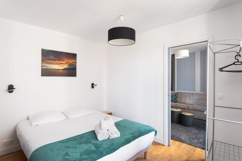 Photo of the whole room, Bedroom