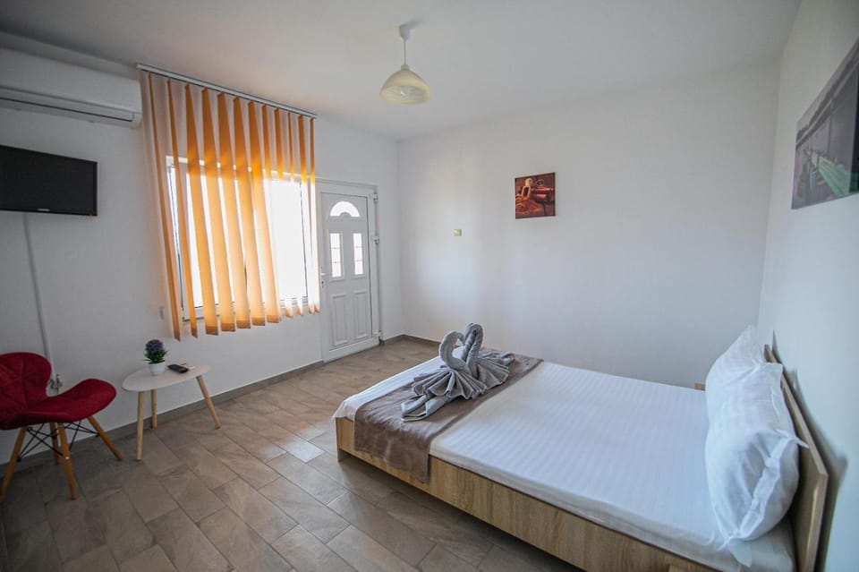 Bed, TV and multimedia, Photo of the whole room, Bedroom