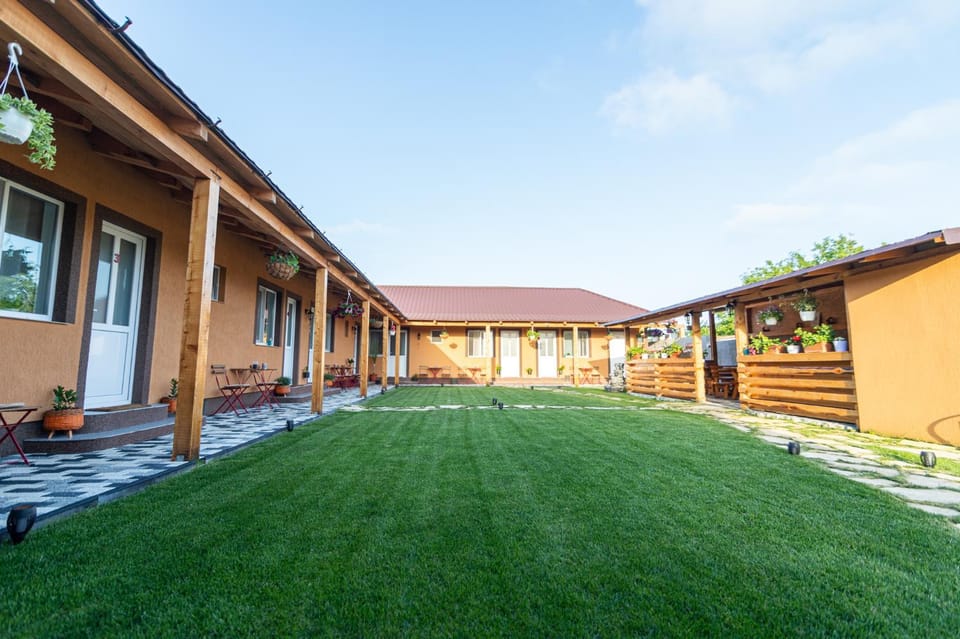 Property building, Day, Garden, Balcony/Terrace, Seating area, Garden view