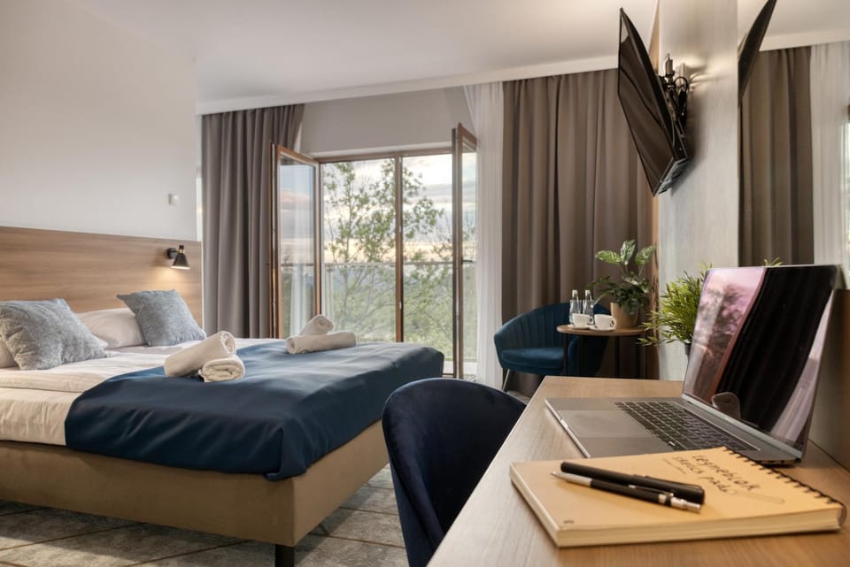 Bed, TV and multimedia, Photo of the whole room