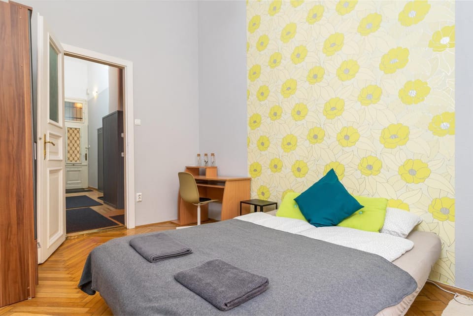 Bed, Bedroom, towels