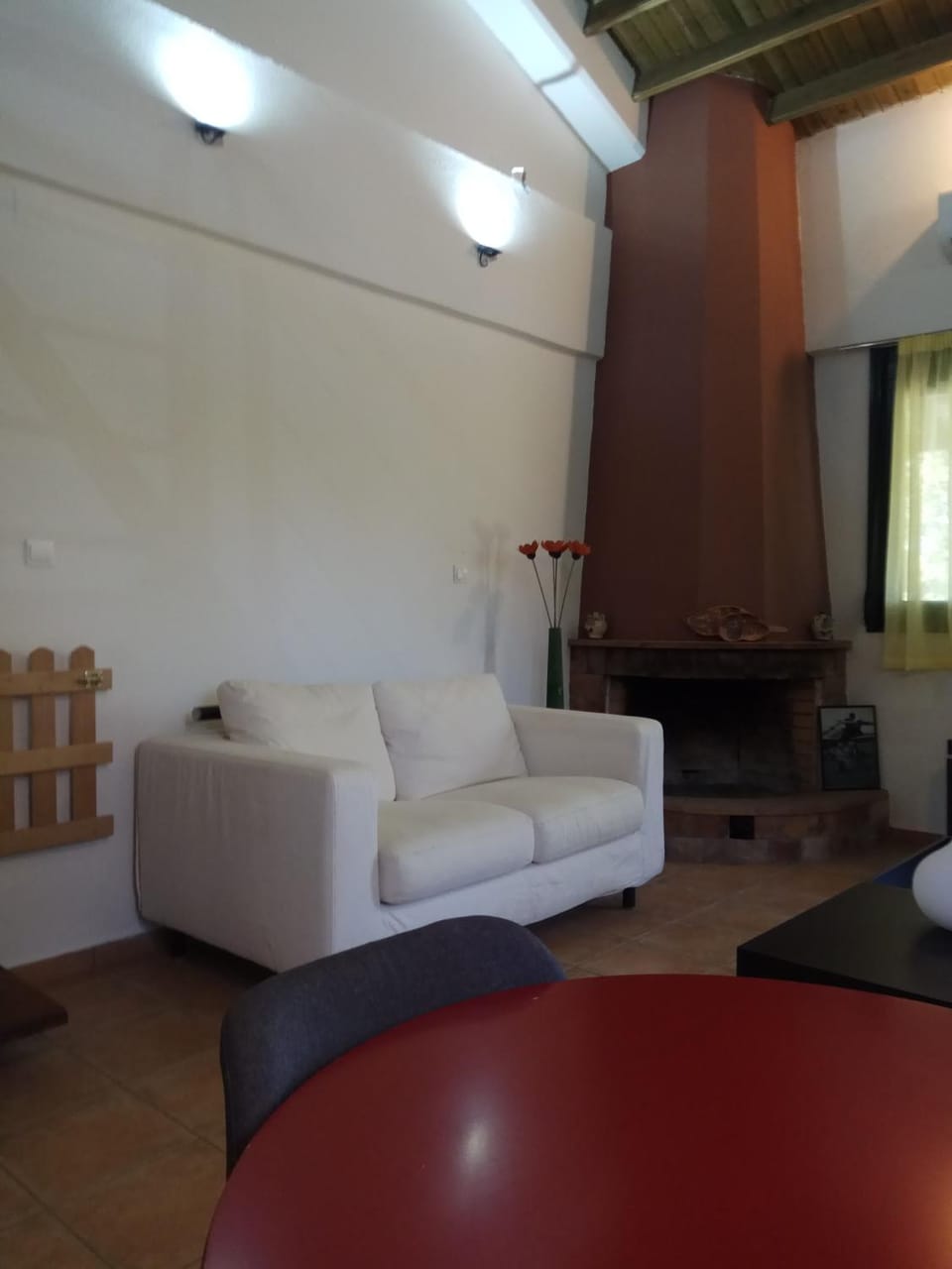 Photo of the whole room, Seating area
