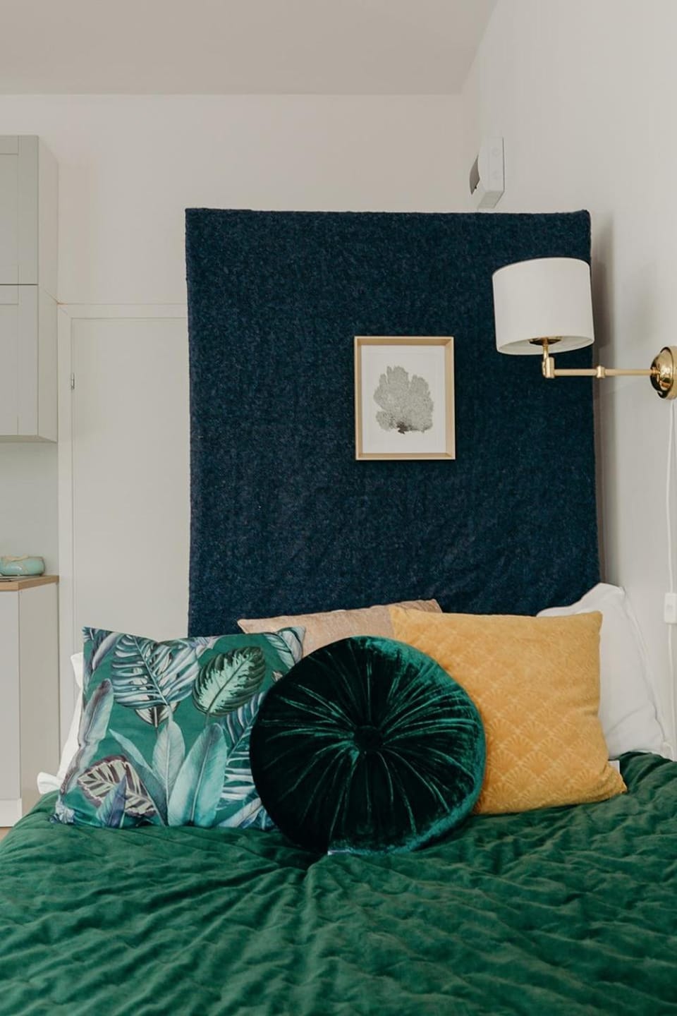 Bed, Seating area