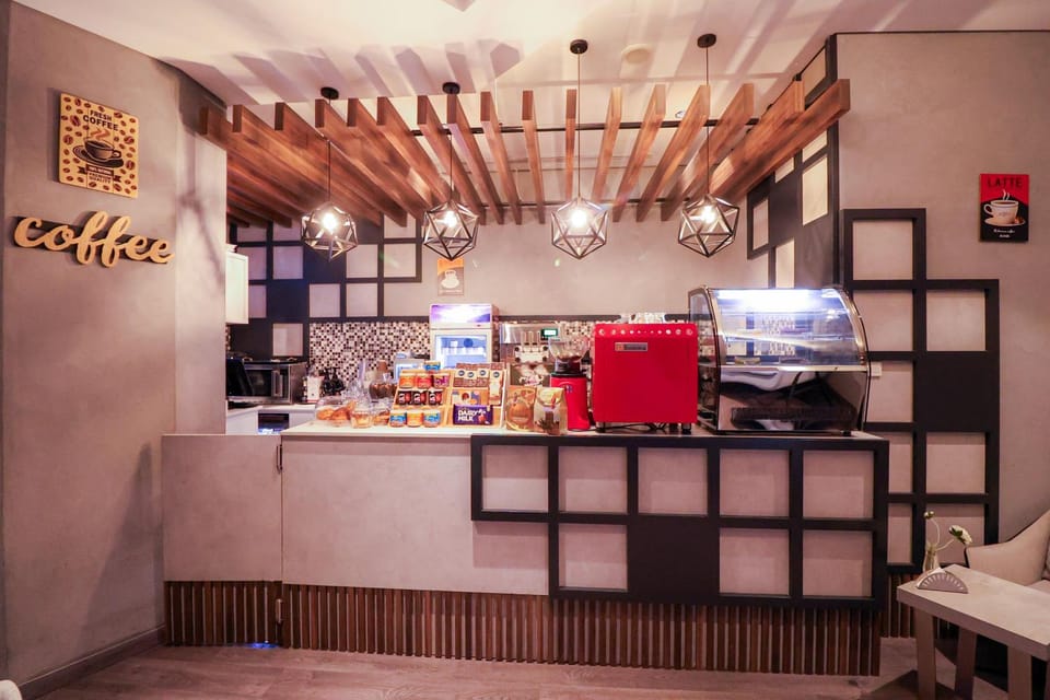 Restaurant/places to eat, Coffee/tea facilities, Food and drinks, Food