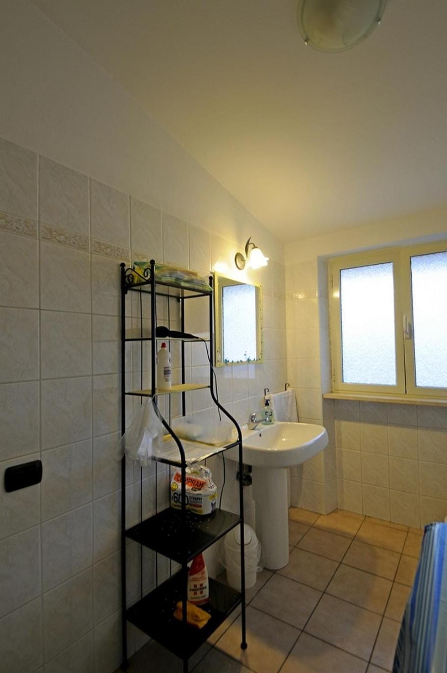 A La vue chambre BAGNO CONDIVISO SHARED BOTH2piano no lift no navetta a pagamento aria condizionata ed extra bed 3 MINUTI A PIEDI DA BUS PER FIERA DI ROMA Bed and Breakfast in Fiumicino