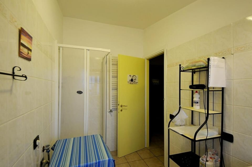A La vue chambre BAGNO CONDIVISO SHARED BOTH2piano no lift no navetta a pagamento aria condizionata ed extra bed 3 MINUTI A PIEDI DA BUS PER FIERA DI ROMA Bed and Breakfast in Fiumicino