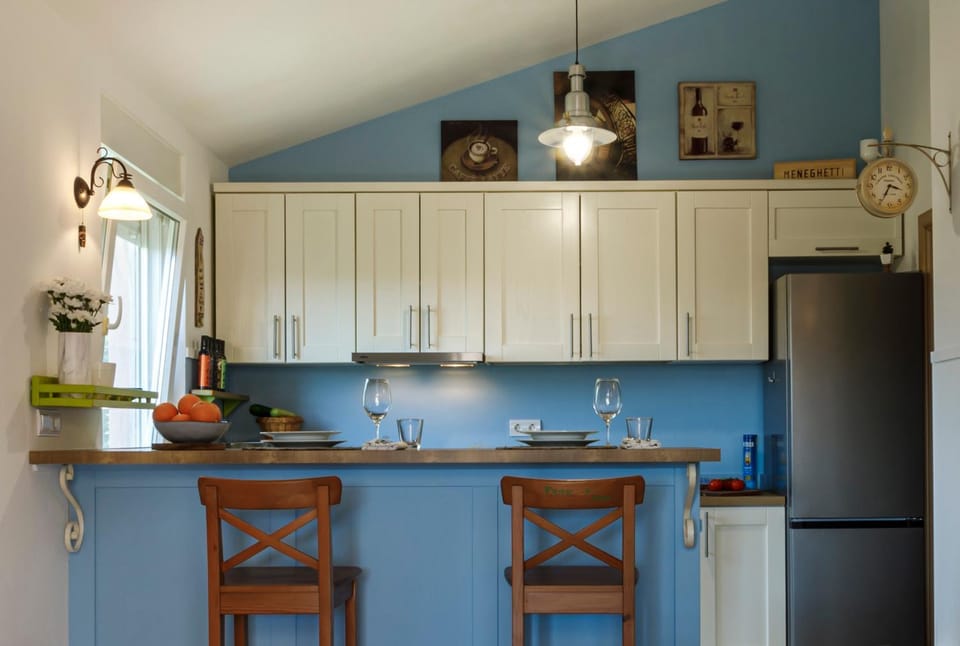 Kitchen or kitchenette, Dining area, oven, stove