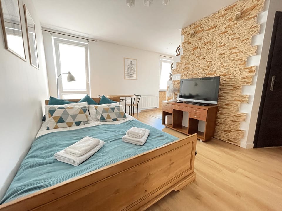 Bed, TV and multimedia, Photo of the whole room, Bedroom