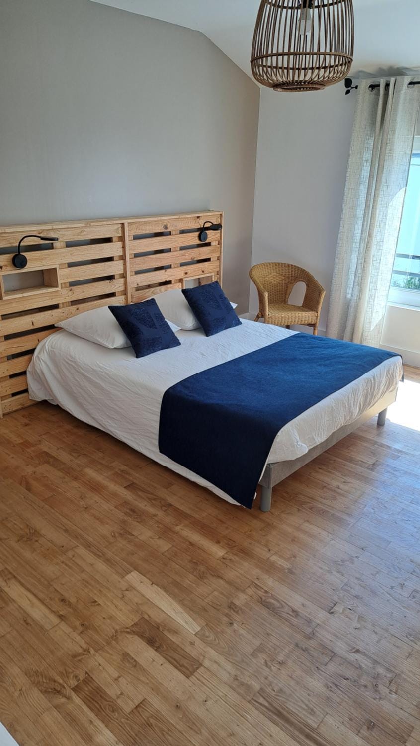 Bed, Photo of the whole room, Bedroom