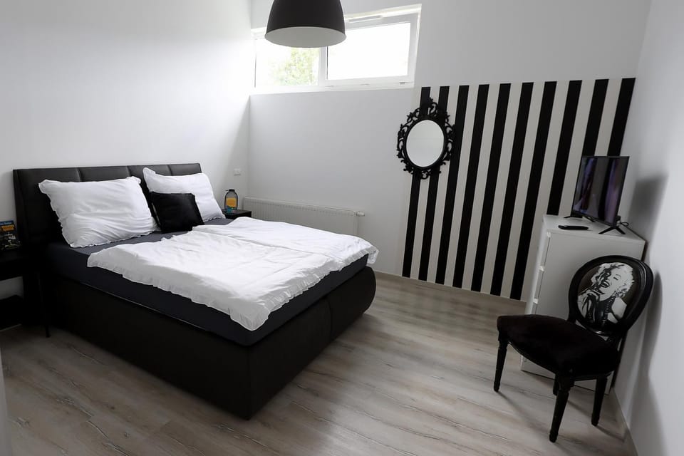 Bed, Photo of the whole room, Bedroom