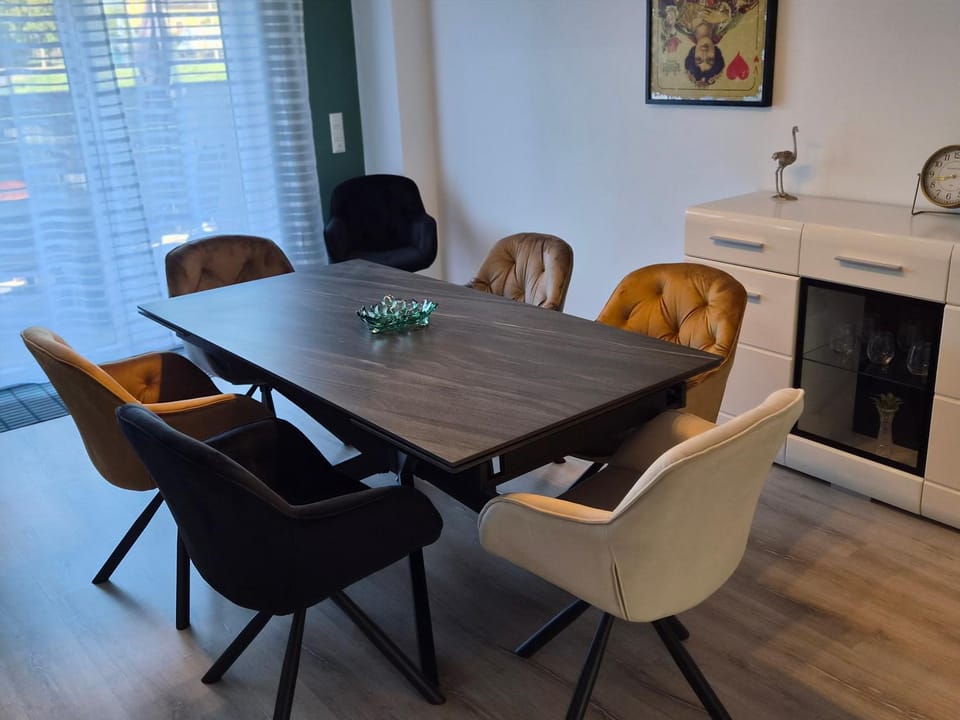 Kitchen or kitchenette, Seating area, Dining area