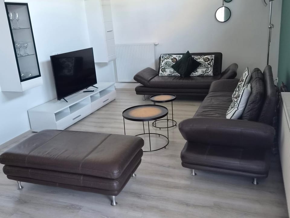 Communal lounge/ TV room, TV and multimedia, Living room, Seating area, Evening entertainment