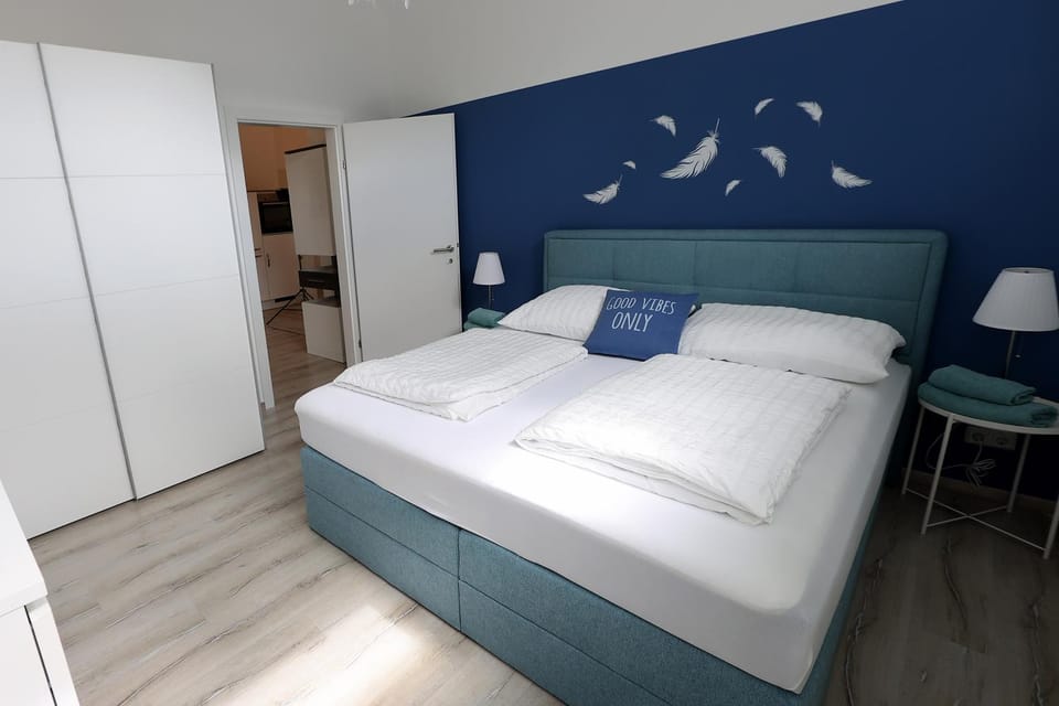 Photo of the whole room, Bedroom