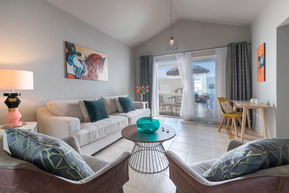 Property building, Coffee/tea facilities, Living room, Seating area, Dining area