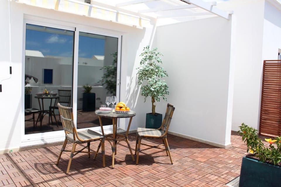 Property building, Patio, Facade/entrance, Winter, Summer, Balcony/Terrace, Dining area