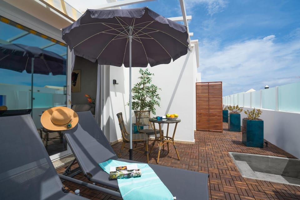 Patio, Facade/entrance, Summer, BBQ facilities, View (from property/room), Balcony/Terrace, Seating area, Mountain view, Sunrise, Sunset