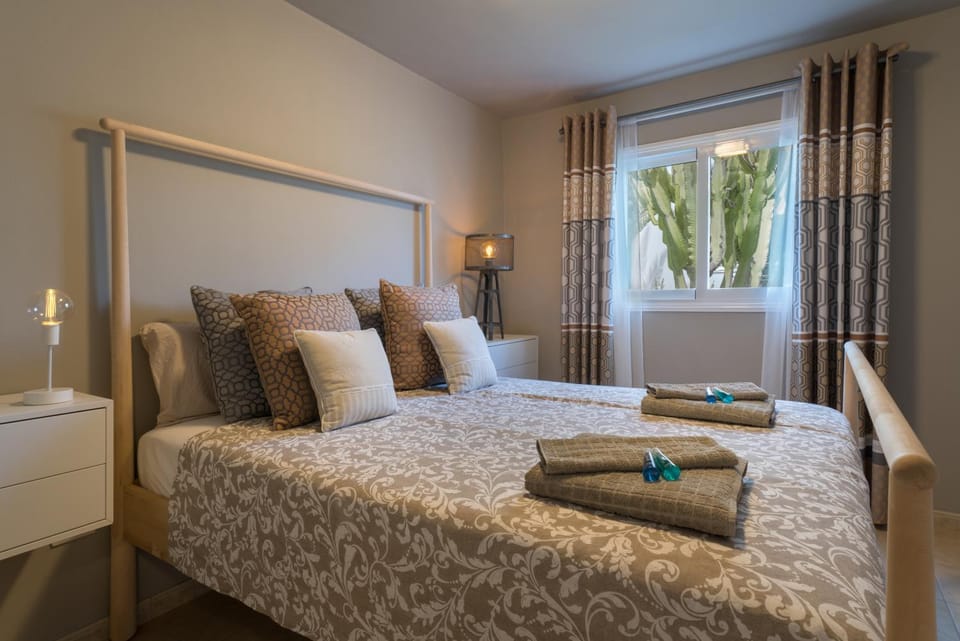 Property building, Bed, Seating area, Bedroom, Garden view