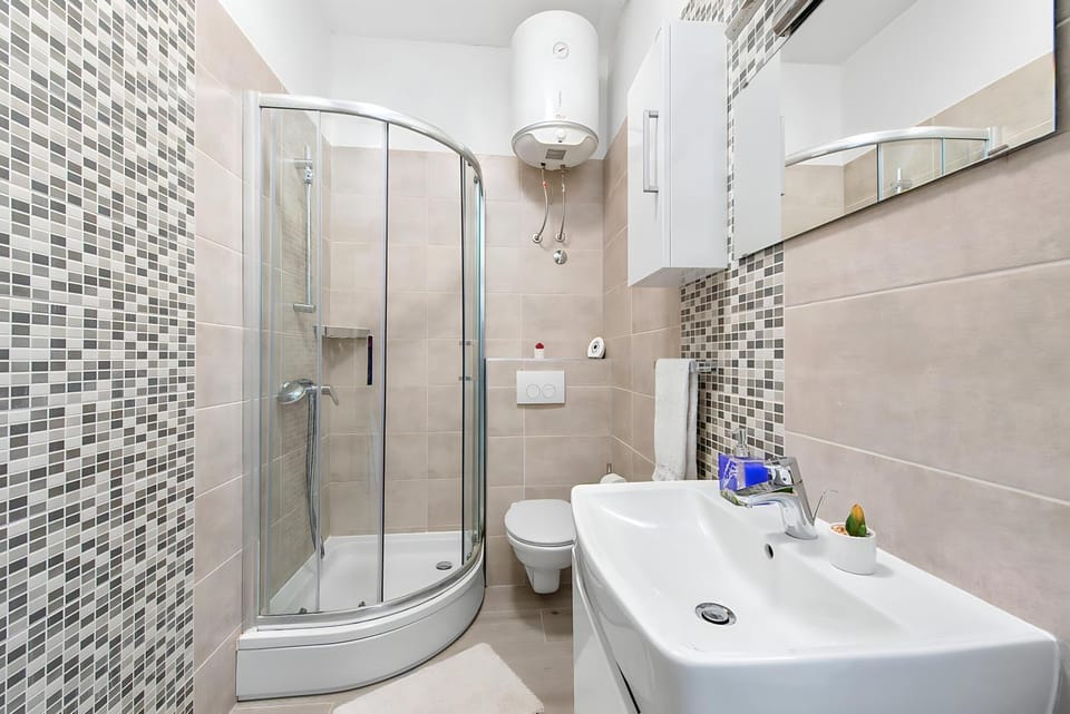 Shower, Toilet, Bathroom, towels