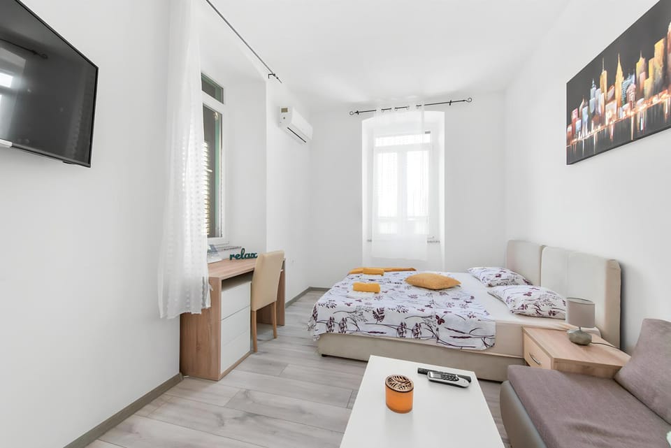 Bed, TV and multimedia, Living room, Photo of the whole room, Seating area, Bedroom, towels