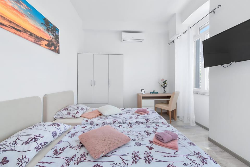 Bed, TV and multimedia, Photo of the whole room, Bedroom, towels, air conditioner