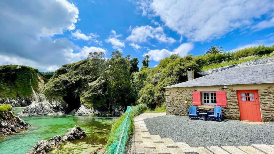 The Cliffs - Cala Porto do Val House in A Mariña Occidental