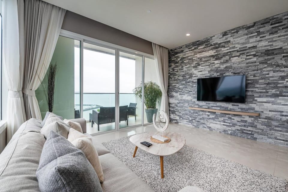 White Sands Beachfront l 2BR Condo with Ocean View Apartment in Pattaya City