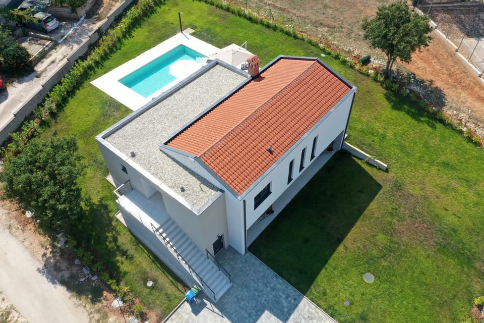 Property building, Bird's eye view, Swimming pool