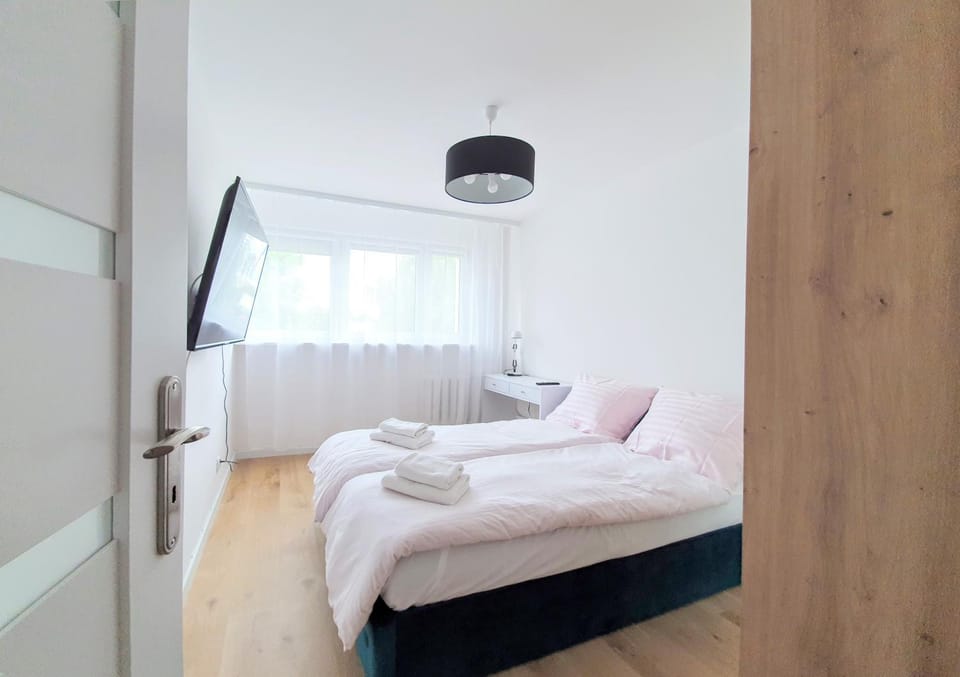 Bed, TV and multimedia, Photo of the whole room, Bedroom, towels
