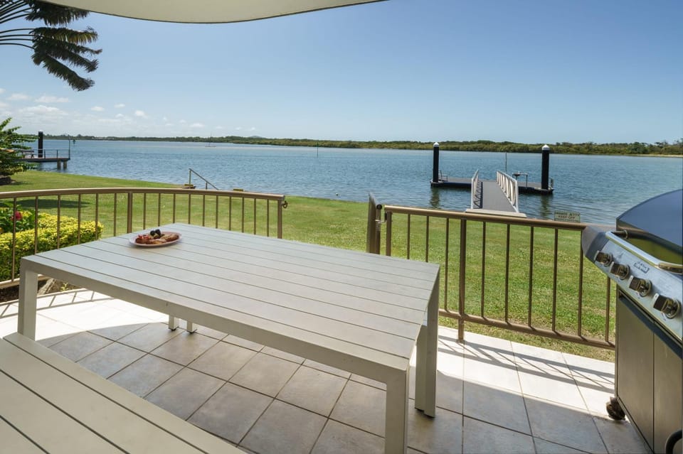 Natural landscape, Balcony/Terrace, Seating area, Dining area, Lake view, River view, Sea view
