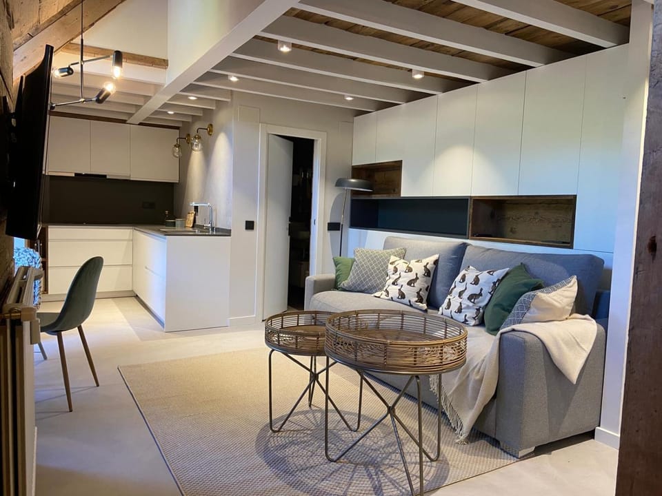 TV and multimedia, Kitchen or kitchenette, Living room, Seating area, Dining area