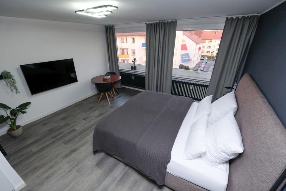 Bed, TV and multimedia, Living room, Photo of the whole room, Seating area, Bedroom